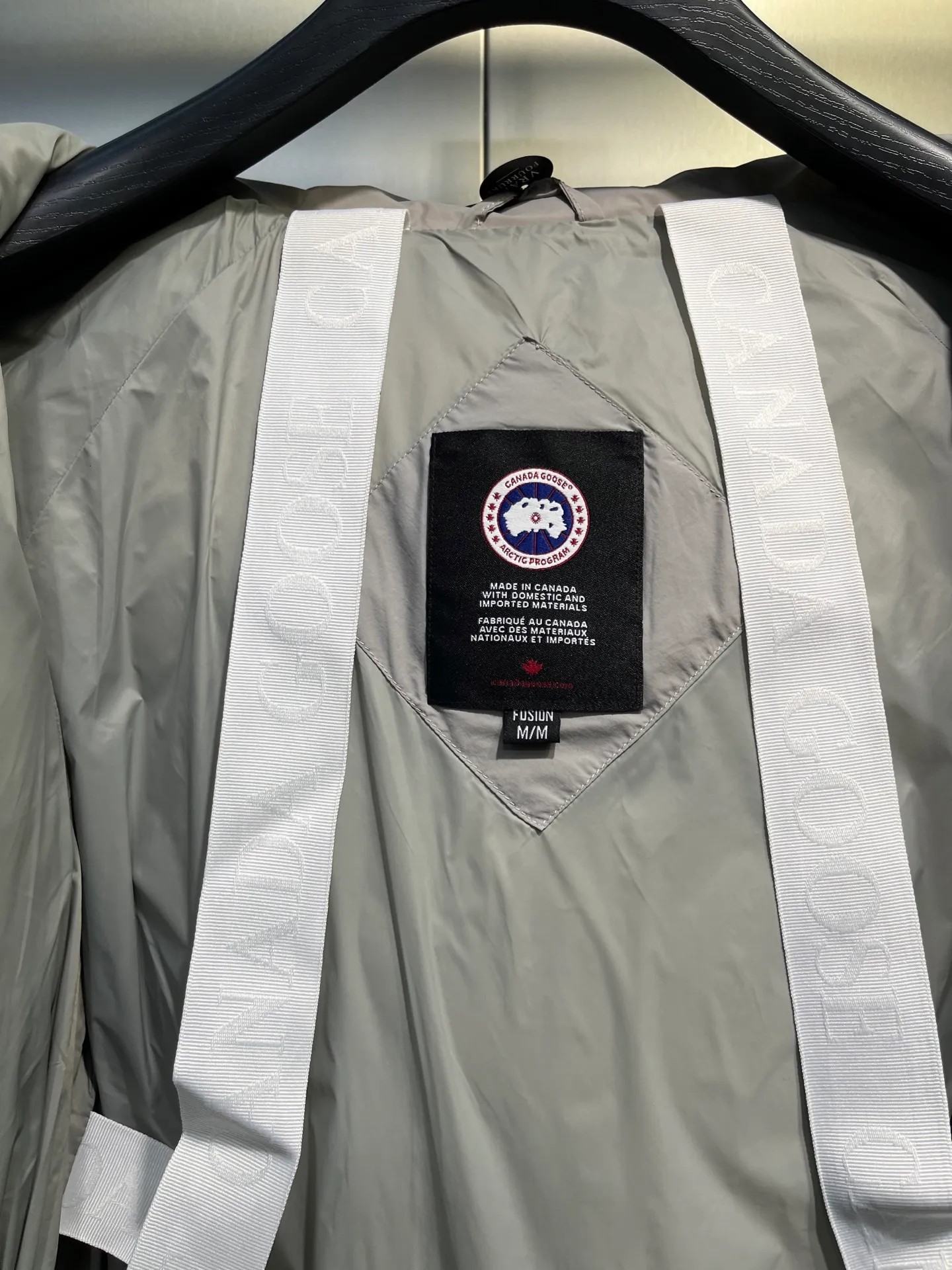 P740 Big Goose Capsule White Label Down Canada Goos* Canada Goose's new limited white label bread jacket, the same style for men and women, filled with 625 fill power white goose down, and the fabric has a satin feel. Suitable for wearing in spring and autumn in various cities, this model has a stand-up collar design, classic and versatile, and has good thermal insulation effect! Fabric + Features: ✅Fabric: 85% polyester, 15% cotton, windproof and waterproof ✅Lining: 100% polyester, windproof and waterproof ✅Filling: 80% pure white duck down, 20% pure white feathers ✅Fillness: 625 ✅Care instructions: Dry cleaning ✅Zipper: Genuine YKK two-way entrance zipper ✅TEI Temperature Feeling Index 1: Lightweight minus 5 degrees to 5 degrees Technology: ✅The fabric is made of CORDURA polyamide fabric, which is a new functional fabric and a leading technological product. The durability is 2 times higher than ordinary nylon fabric. Wear resistance, strong tear resistance, good hand feel and good color. ✅The liner is filled with imported 625 fill power 90 white duck down, the liner is reinforced with anti-runaway velvet liner, and the fly on the front center fly is designed with snap buttons to prevent ventilation and rain. Whether it is hiking, urban walking or polar exploration, this model can help you find the Cana that suits your body, activities and lifestyle. Color: pink, blue, black, white Size: xs-l